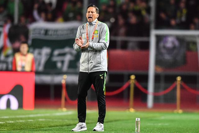 太拼!赵睿赛后出现抽筋 被张镇麟背着离开赛场